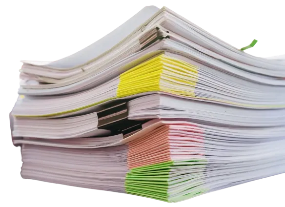 Pilha de documentos e relatórios impressos do projeto
