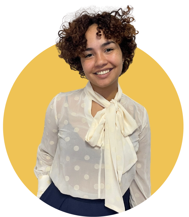 Íris, participante do Guarda-Roupa Social, sorrindo de blazer claro
